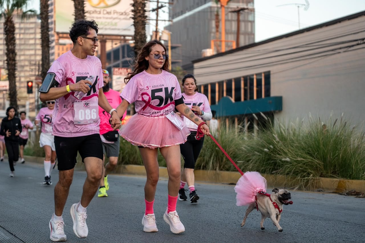 Alrededor de mil 300 personas participaron en la quinta carrera Corre Contra el Cáncer de Mama en Tijuana, que recaudó fondos para comprar camas-camilla para el IMSS. La jornada pet friendly contó con la participación de Vaquita, una perrita sobreviviente de cáncer que completó los cinco kilómetros. Foto: Cortesía / Border Zoom