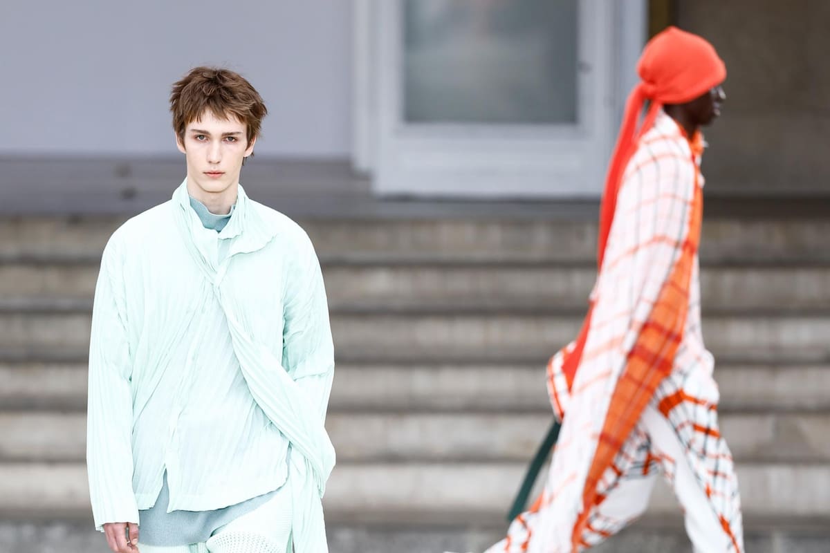 Miyake se decanta por el color y las superposiciones