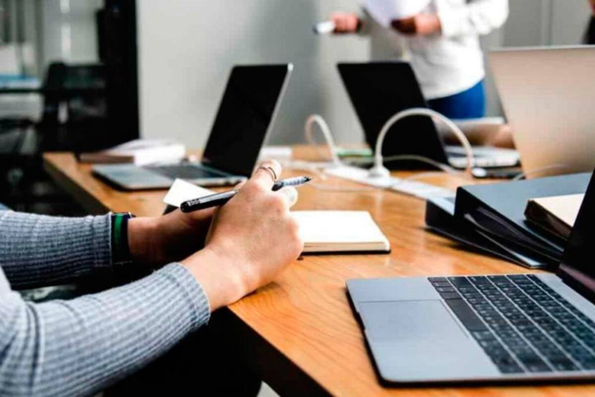 Tiktoker revela un truco para encontrar empleo: “ocultando” palabras clave ante la inteligencia artificial