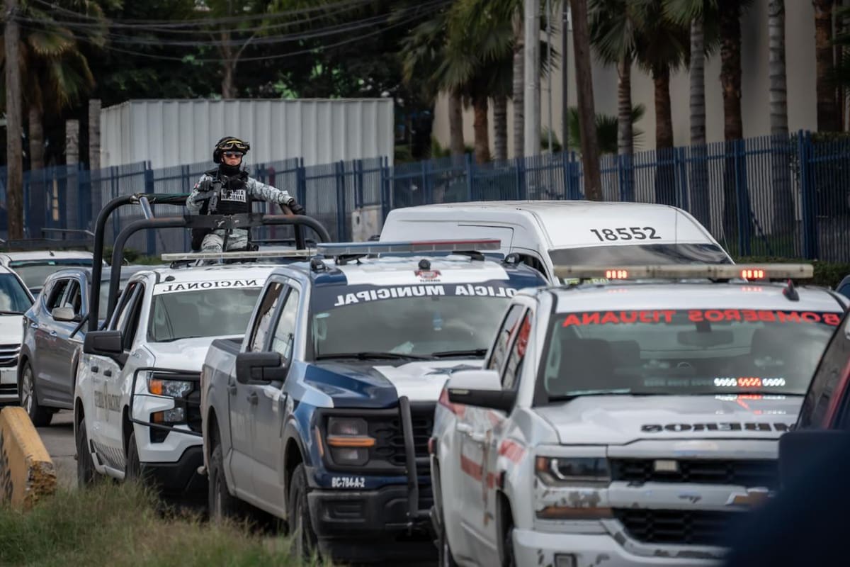 Elementos del Cuerpo de Bomberos realizaron la recuperación del cuerpo sin vida de un hombre entre árboles y abundante maleza, en la colonia Las Américas. Foto: Border Zoom