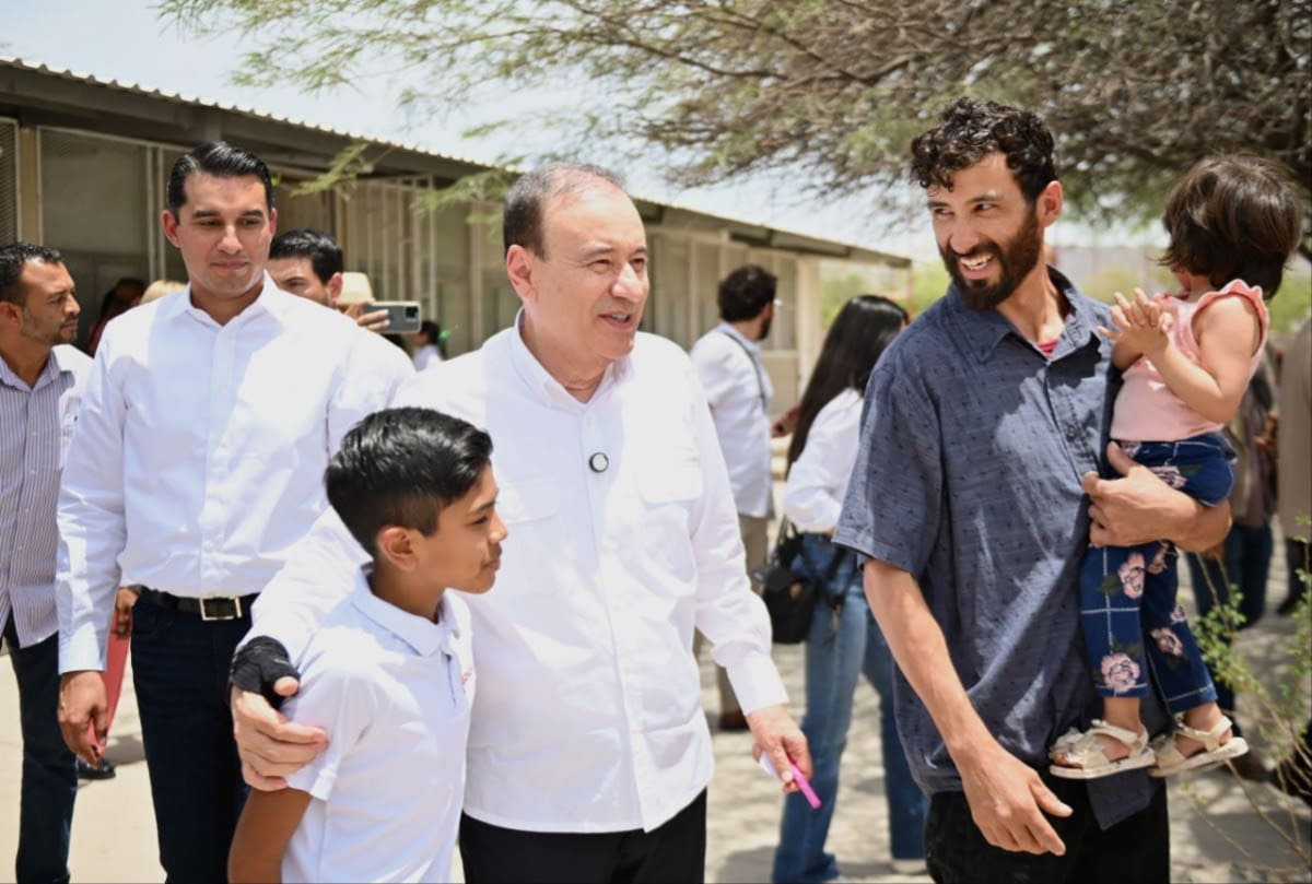 El gobernador Alfonso Durazo dio inicio al programa de entrega de uniformes y zapatos escolares gratuitos en Sonora. FOTO: ESPECIAL