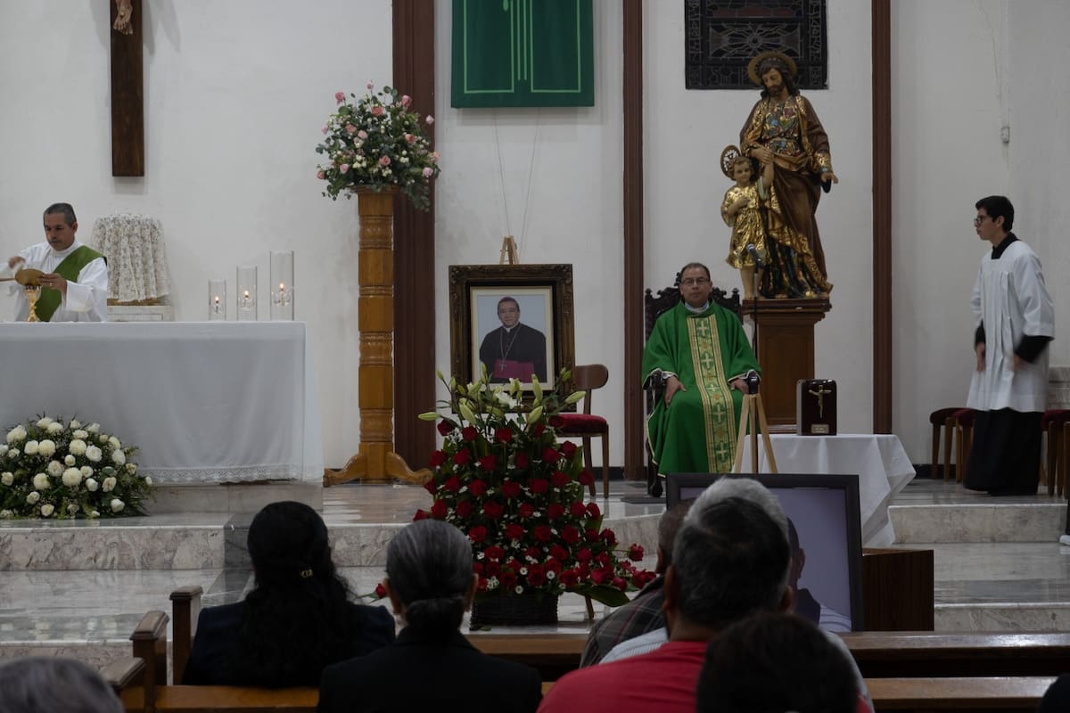 Moreno Barrón entregó su alma al Sumo Creador  rodeado del amor de sus familiares, colaboradores cercanos y en un ambiente de paz. Foto: Border Zoom
