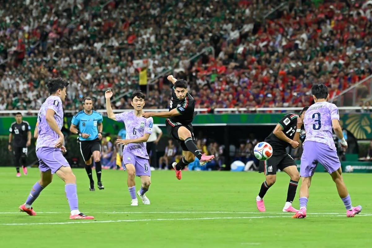Obed Vargas, de la Selección Mexicana, patea al arco de Corea del Sur durante el Mundial 2026 en el Estadio Guadalajara. (Foto: @atleticodemadrid)