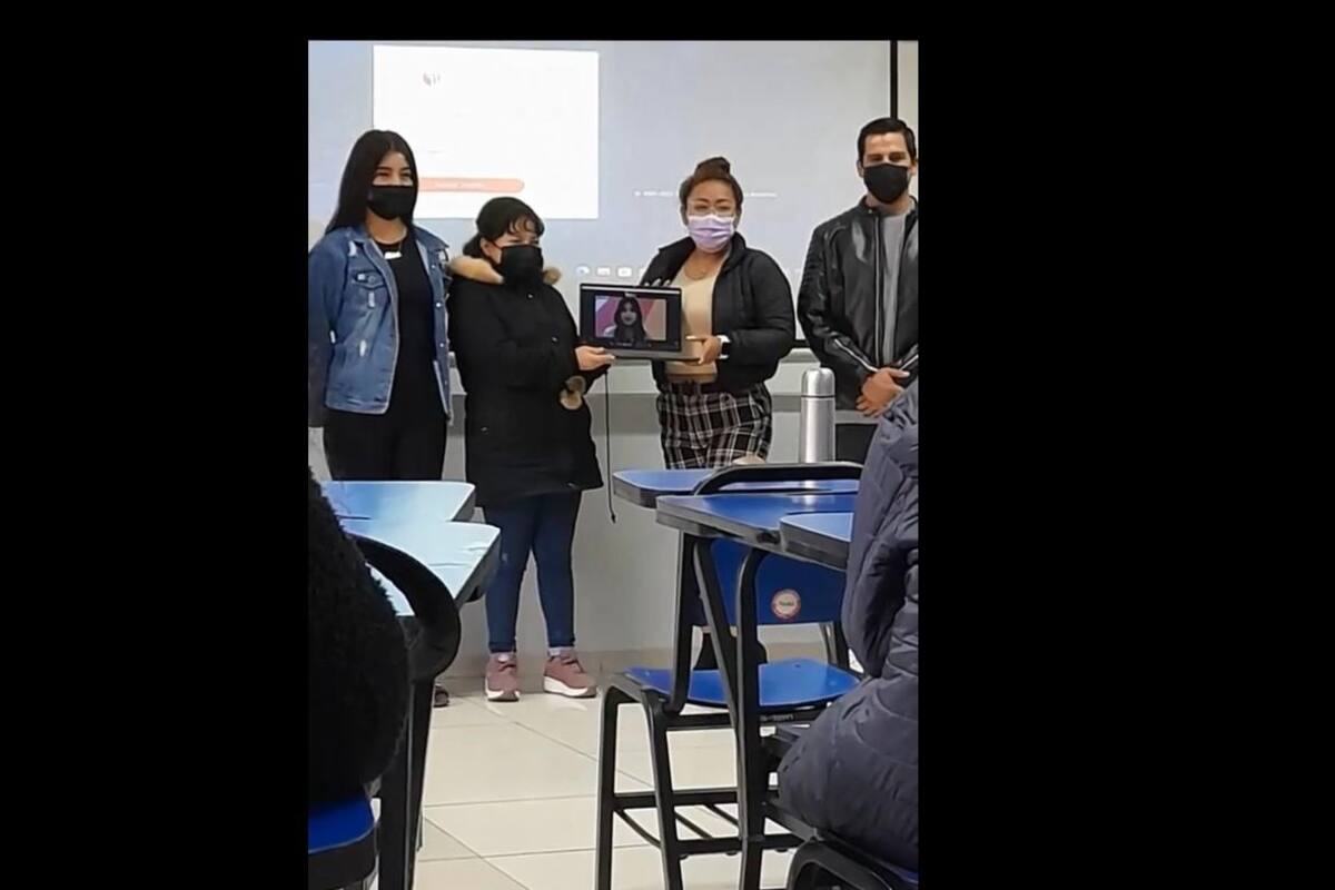 TIKTOK VIRAL: Estudiante no asiste a exposición y sus compañeros encuentra la opción para que esté presente