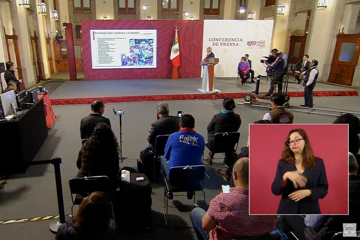 AMLO ironiza como “demócratas” a políticos del PRI, PAN, PRD y MC presentes en la marcha del INE