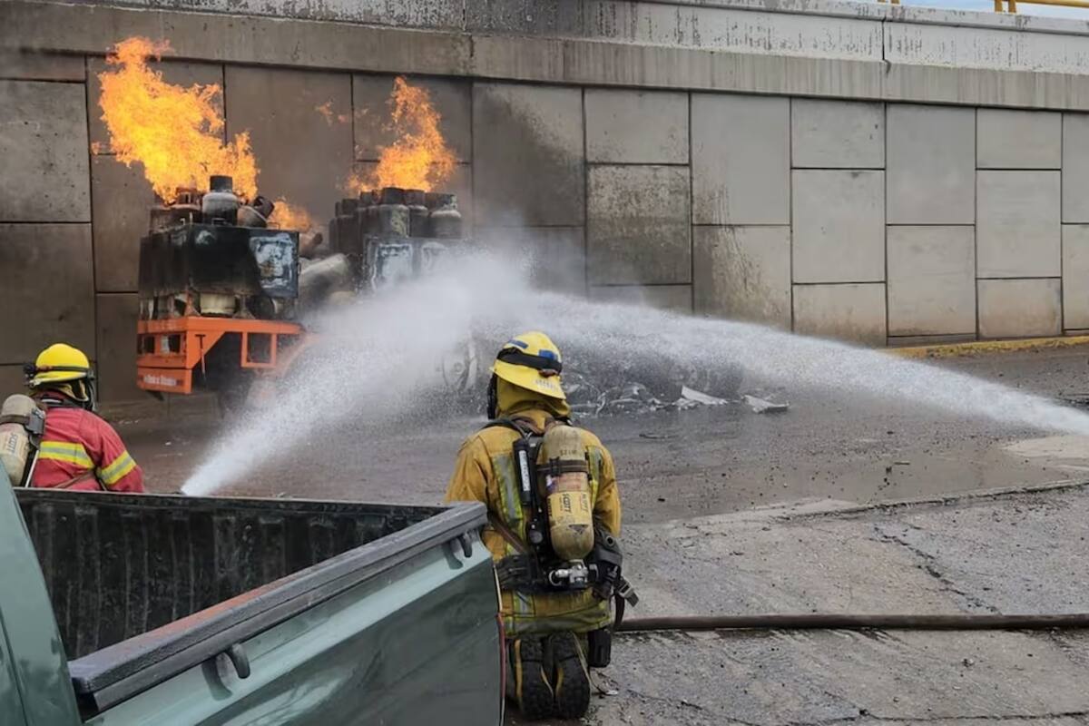 Culiacán: Arde en llamas camión con cilindros de gas