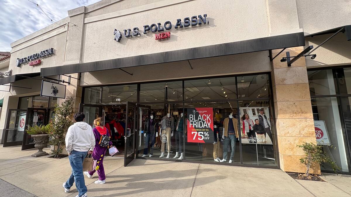 Tiendas como Pandora, Marc Jacobs, Polo Ralph Lauren, y Coach, contaron con largas filas para entrar.