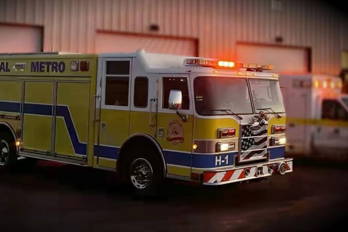 Camioneta se sale del camino y termina en alberca en Yuma