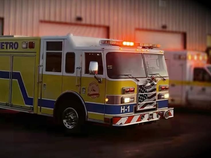 Camioneta se sale del camino y termina en alberca en Yuma