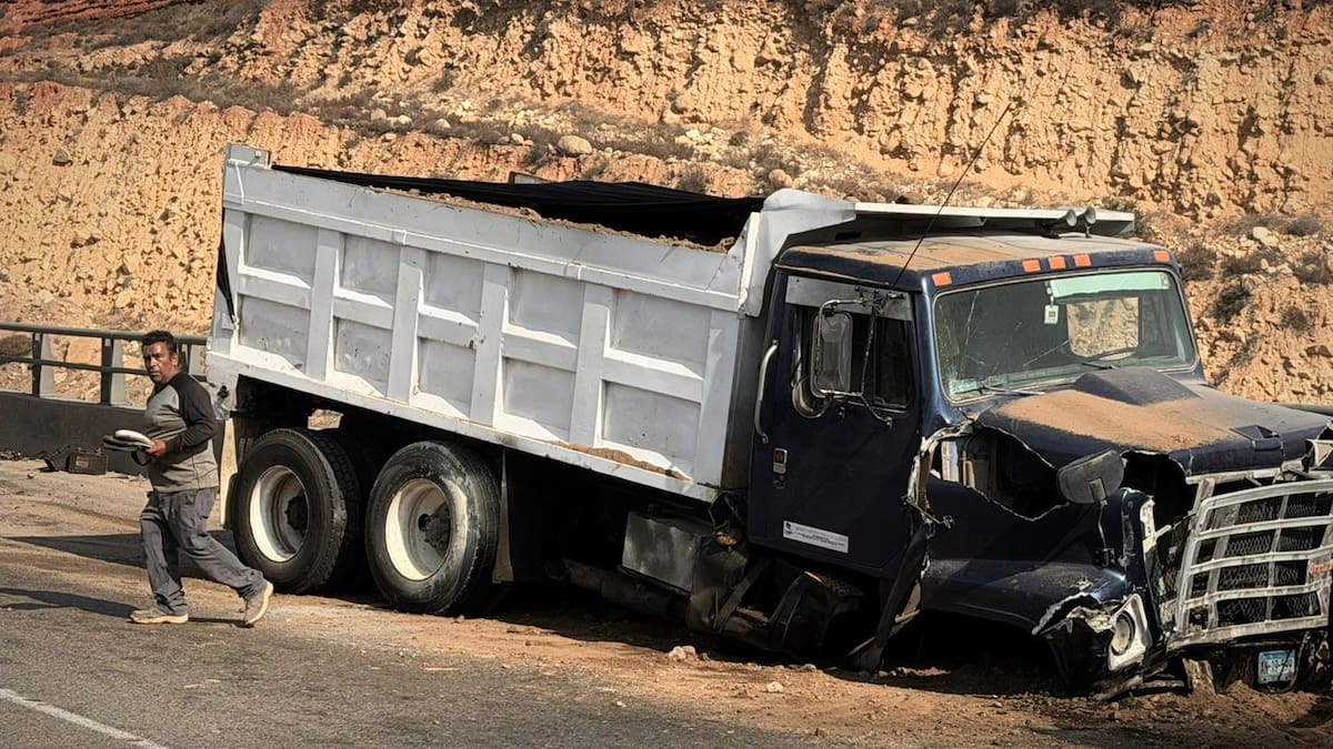 Falla mecánica en dompe deja choque múltiple con un lesionado en bulevar Limón Padilla en Tijuana
