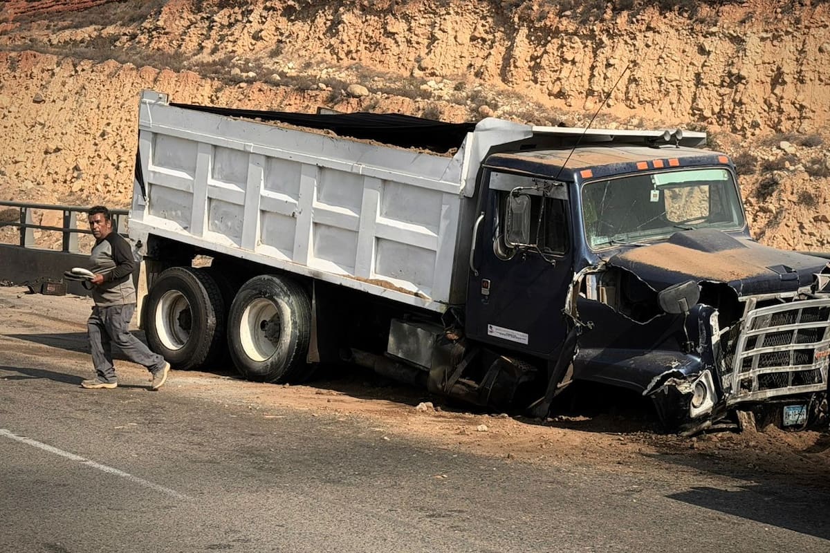Falla mecánica en dompe deja choque múltiple con un lesionado en bulevar Limón Padilla en Tijuana