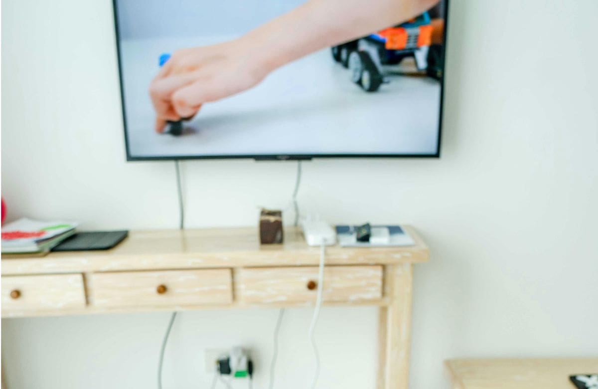 Cómo ocultar los cables de la TV sin hacer obras ni agujeros | Foto: Especial (canva)