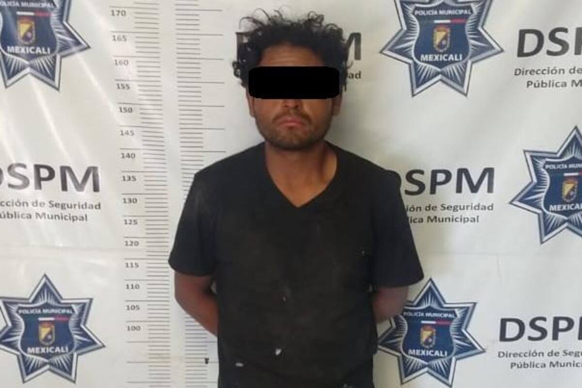Hombre evita robo de su camioneta al subirse a la caja