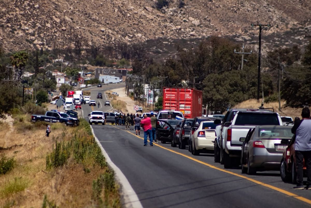Un presunto ladrón murió durante una persecución en la carretera libre Tecate-Mexicali tras el robo de una camioneta a un agente de la AEI; otro sospechoso escapó. Foto: Border Zoom.