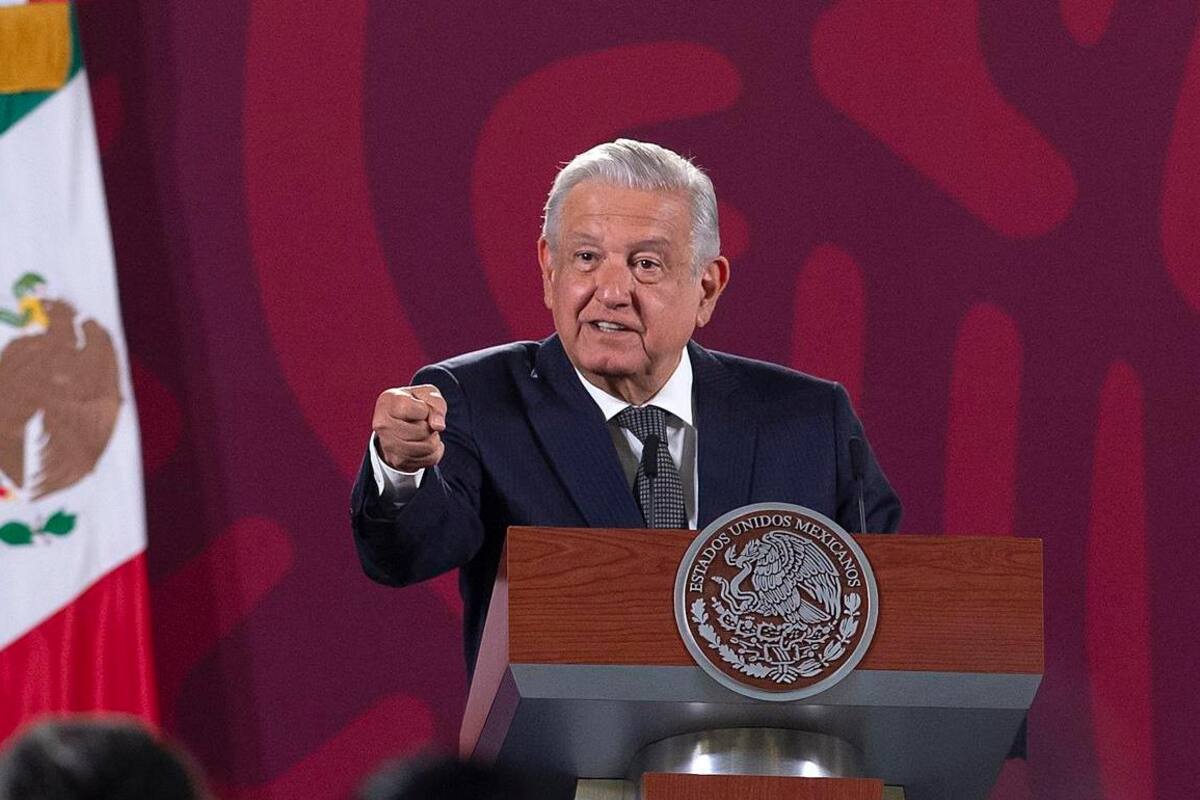 AMLO pide a Austria que regresen el penacho de Moctezuma a México