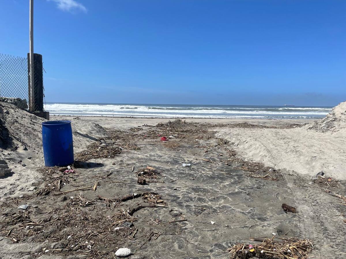 El arroyo Huahuatay arrastra todo tipo de basura a la playa.