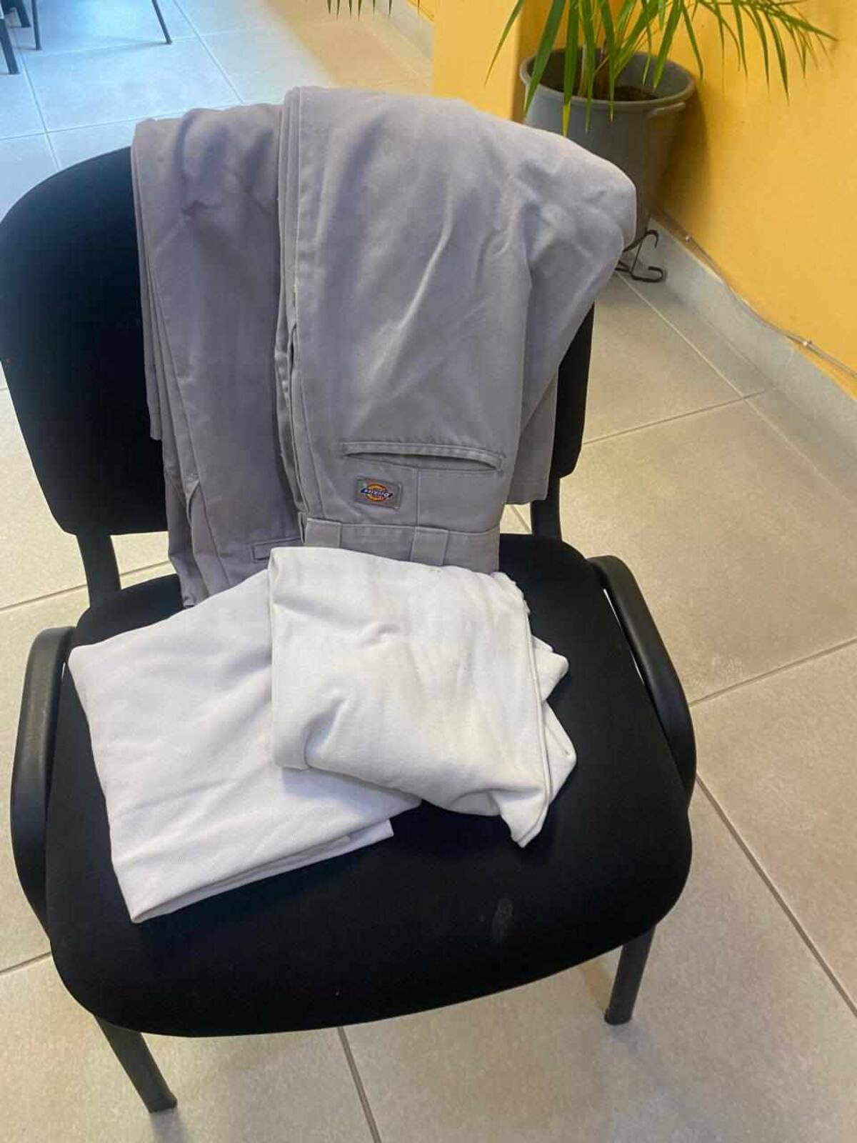 La directora, Alma Haro Martínez, explicó que al final de cada curso se solicita a los alumnos egresados que donen sus uniformes en buen estado para los estudiantes más jóvenes.