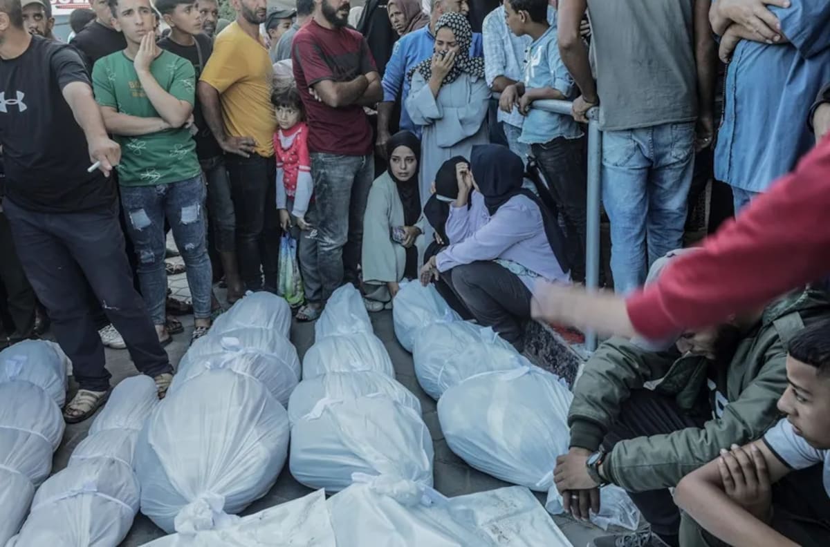 Familiares palestinos de la familia Shnaa lloran durante su funeral en el hospital Al Aqsa Martyrs en Deir Al Balah, en el centro de la Franja de Gaza, el 19 de octubre de 2024. EFE/EPA/Mohammed Saber.