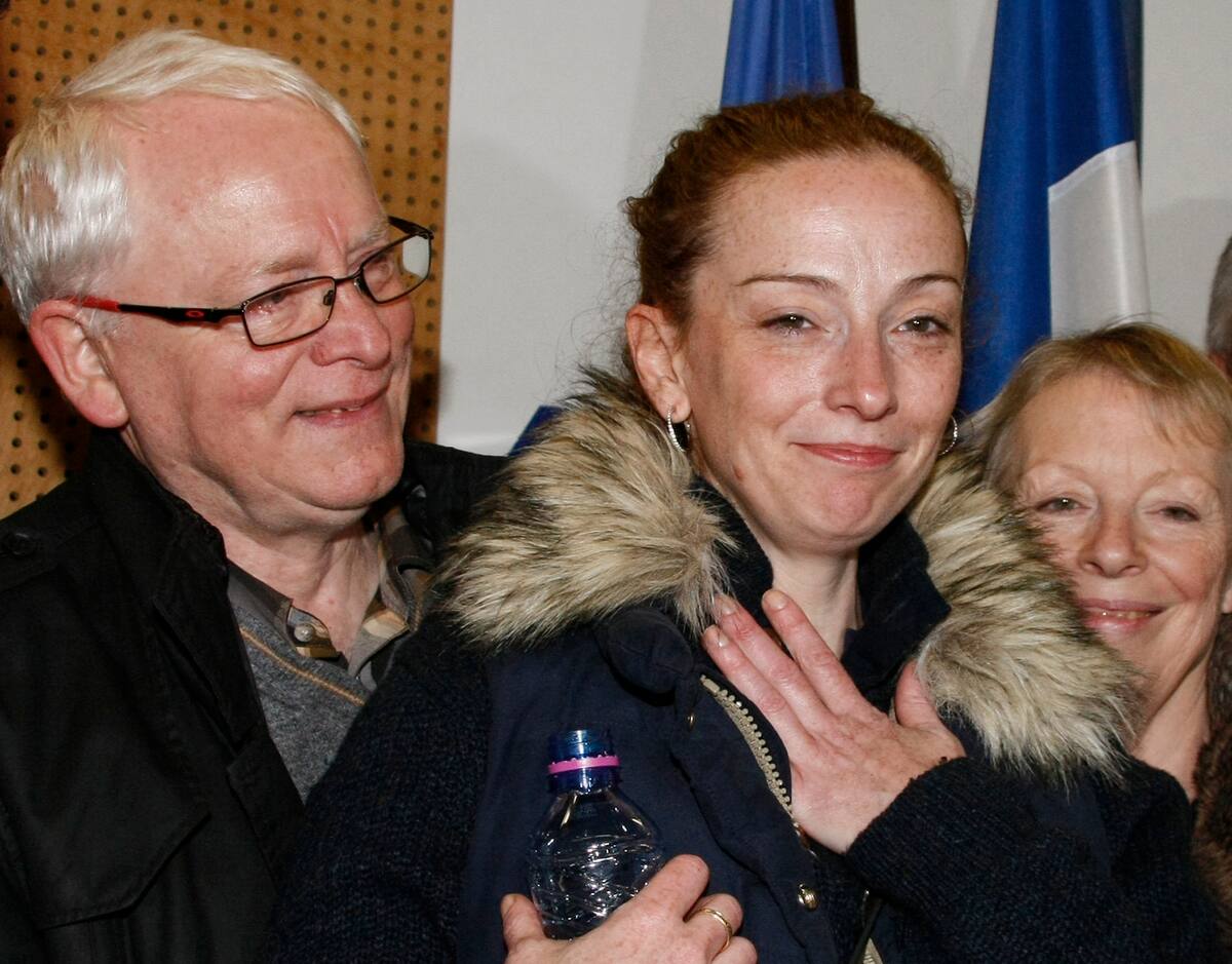 Frenchwoman Florence Cassez, center, reacts wiht her mother Charlotte and father Bernard at Roissy airport, north of Paris, Thursday, Jan.24, 2013. Cassez, who spent seven years in prison in Mexico on kidnapping charges returned to a heros welcome in Paris on Thursday, declaring she had been cleared by the Mexican court that ordered her freed. (AP Photo/Michel Spingler)