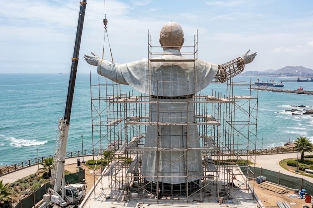Perú construye una estatua de 14 metros del papa León XIV frente al mar y espera que el pontífice regrese al país para bendecirla
