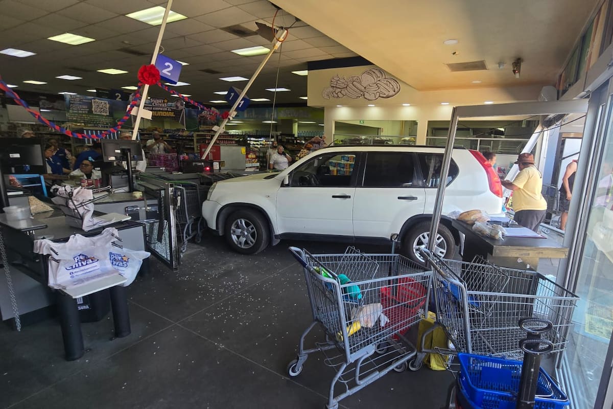 Adulto mayor choca contra supermercado y lesiona a 7 personas