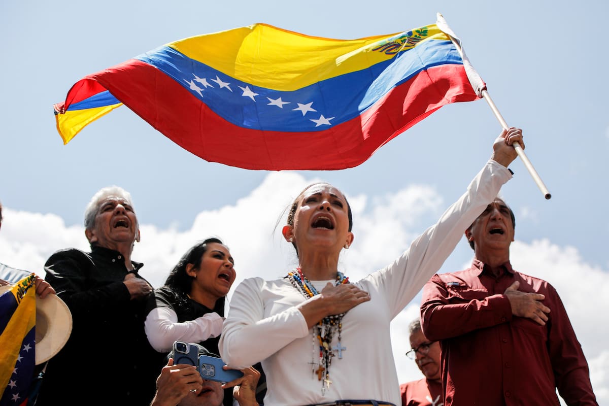 La líder opositora María Corina Machado ondea una bandera nacional venezolana durante una manifestación para protestar por los resultados oficiales que declararon al presidente Nicolás Maduro como ganador de las elecciones presidenciales de julio, en Caracas, Venezuela, el sábado 17 de agosto de 2024. (Foto AP/Cristian Hernández)