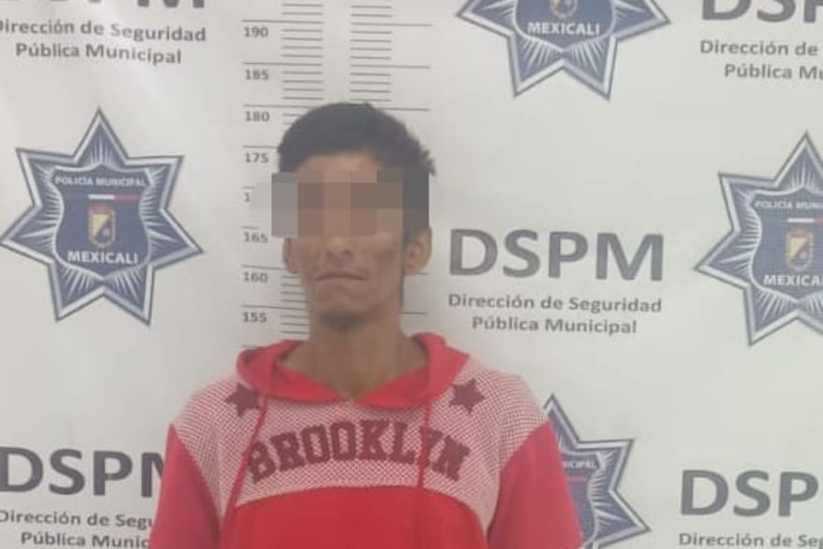 Prófugo de narcomenudeo es detenido por orinar en la calle