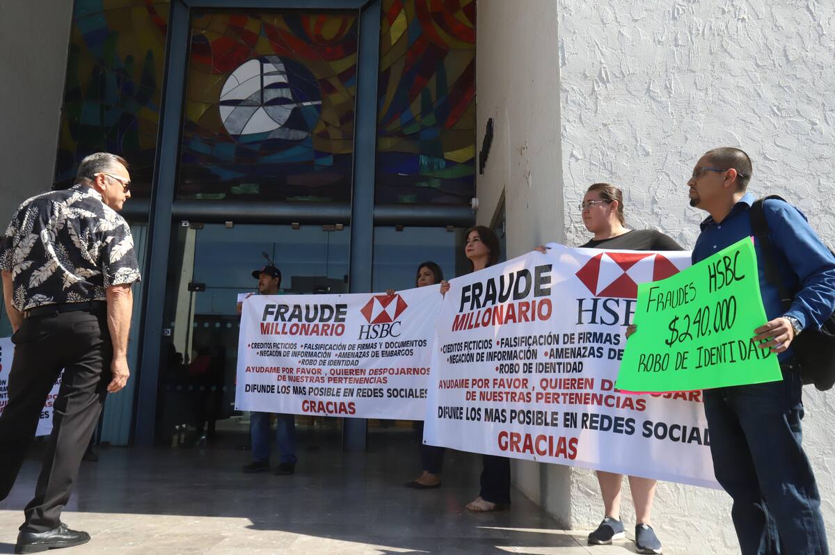 En mayo de este año un grupo de ciudadanos protestó por fuera un HSBC en Hermosillo, luego de denunciar abusos.