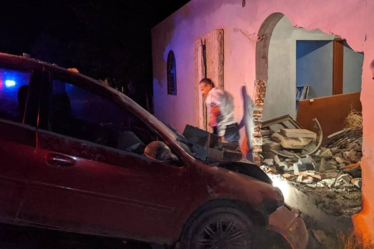 Navojoa: Choca contra casa y se mete casi hasta la cocina