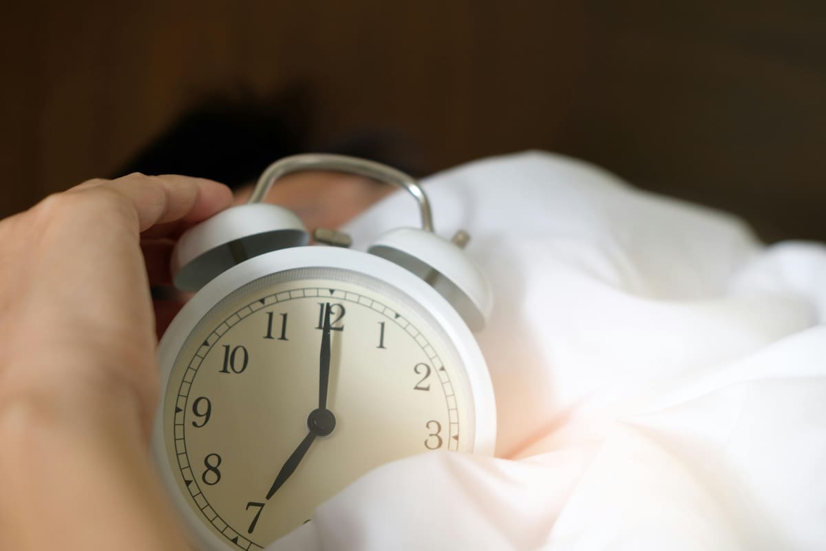 Intenta acostarte y levantarte a la misma hora todos los días, incluso los fines de semana.