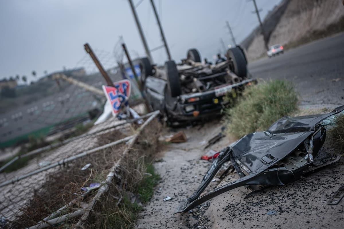 Pareja resulta herida tras volcadura en la calzada Cetys