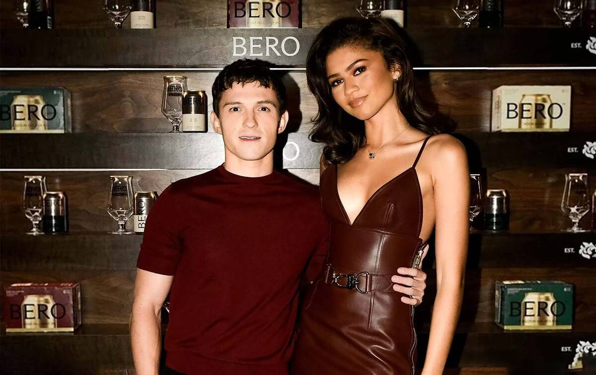 Zendaya acompaña a Tom Holland en el lanzamiento de su cerveza Bero, mostrando su apoyo en el evento de Nueva York. /CLX Icons, la revista del grupo empresarial CLX Group, y la más icónica de Venezuela