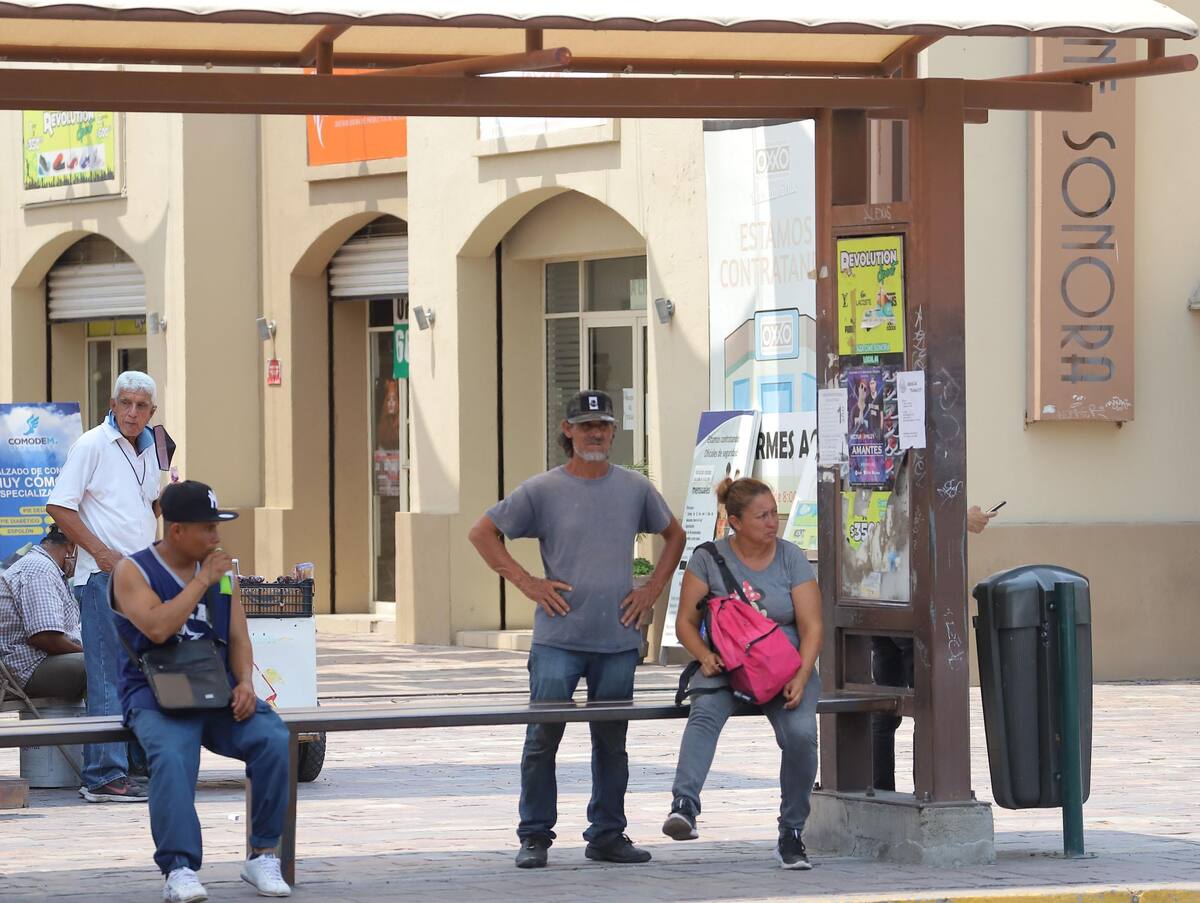 Algunos usuarios no usan el cubrebrocas, mientras a otros se les olvida ponérselo al tomar el transporte publico. Esta imagen fue captada en la parada de camiones por la calle Matamoros en el Centro de Hermosillo.