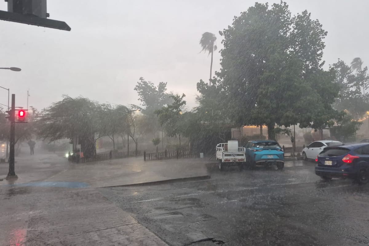 Lluvia extraordinaria en Hermosillo deja arroyos desbordados, carros varados y el cierre del bulevar Navarrete
