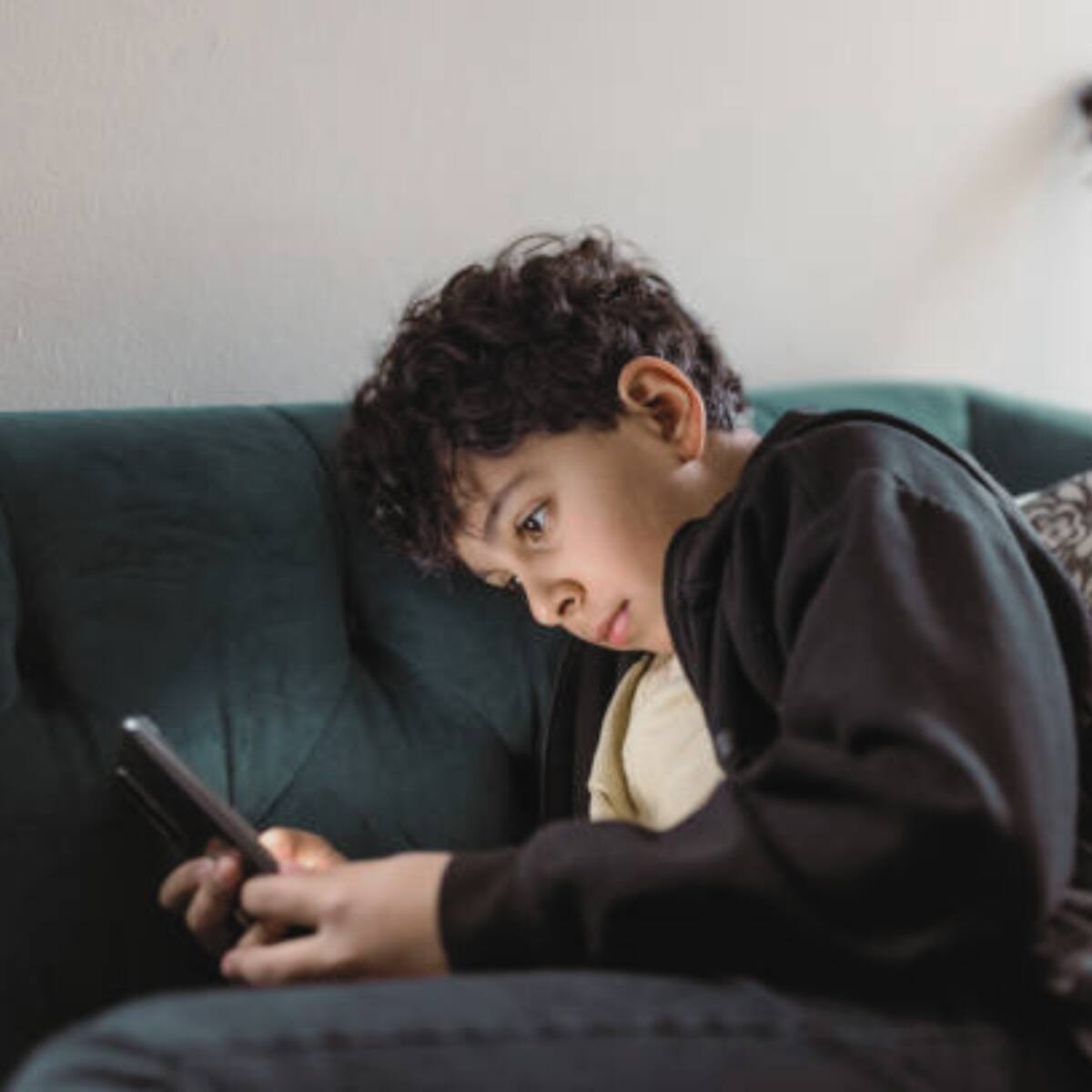 Uso de dispositivos electrónicos puede afectar emocionalmente a los menores. Foto: Especial /Unsplash