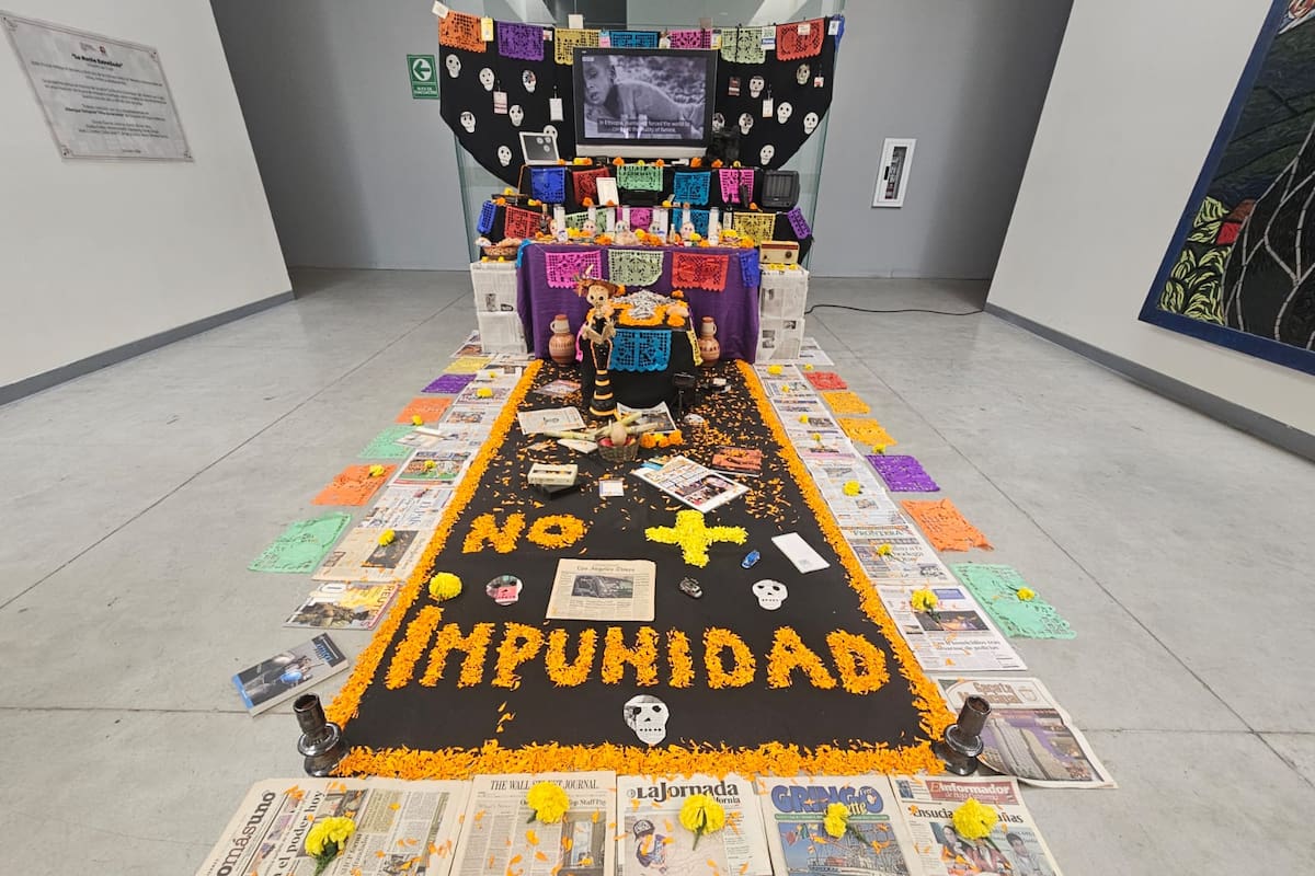 Dedican floristas de la ‘Quinta’ altar de muertos a periodistas asesinados