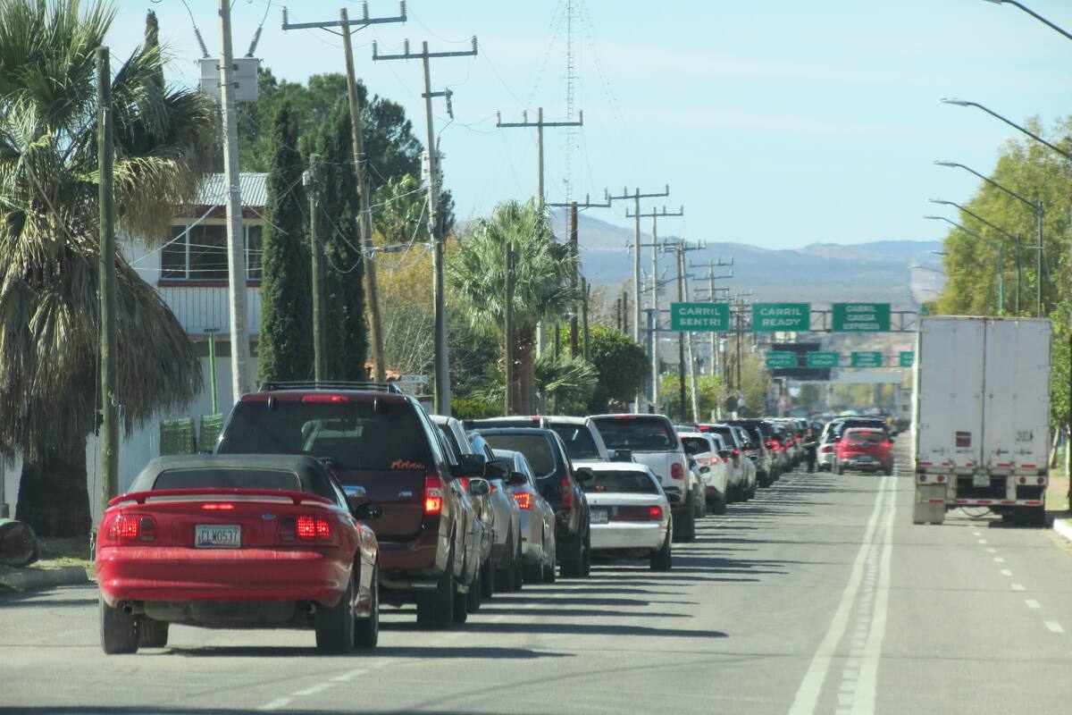 Esperan hasta una hora y media para cruzar por Agua Prieta