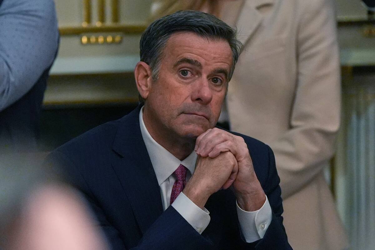 El director de la CIA, John Ratcliffe, escucha durante una reunión de gabinete en la Casa Blanca en Washington, el 26 de marzo de 2026. (Foto AP/Alex Brandon, archivo)