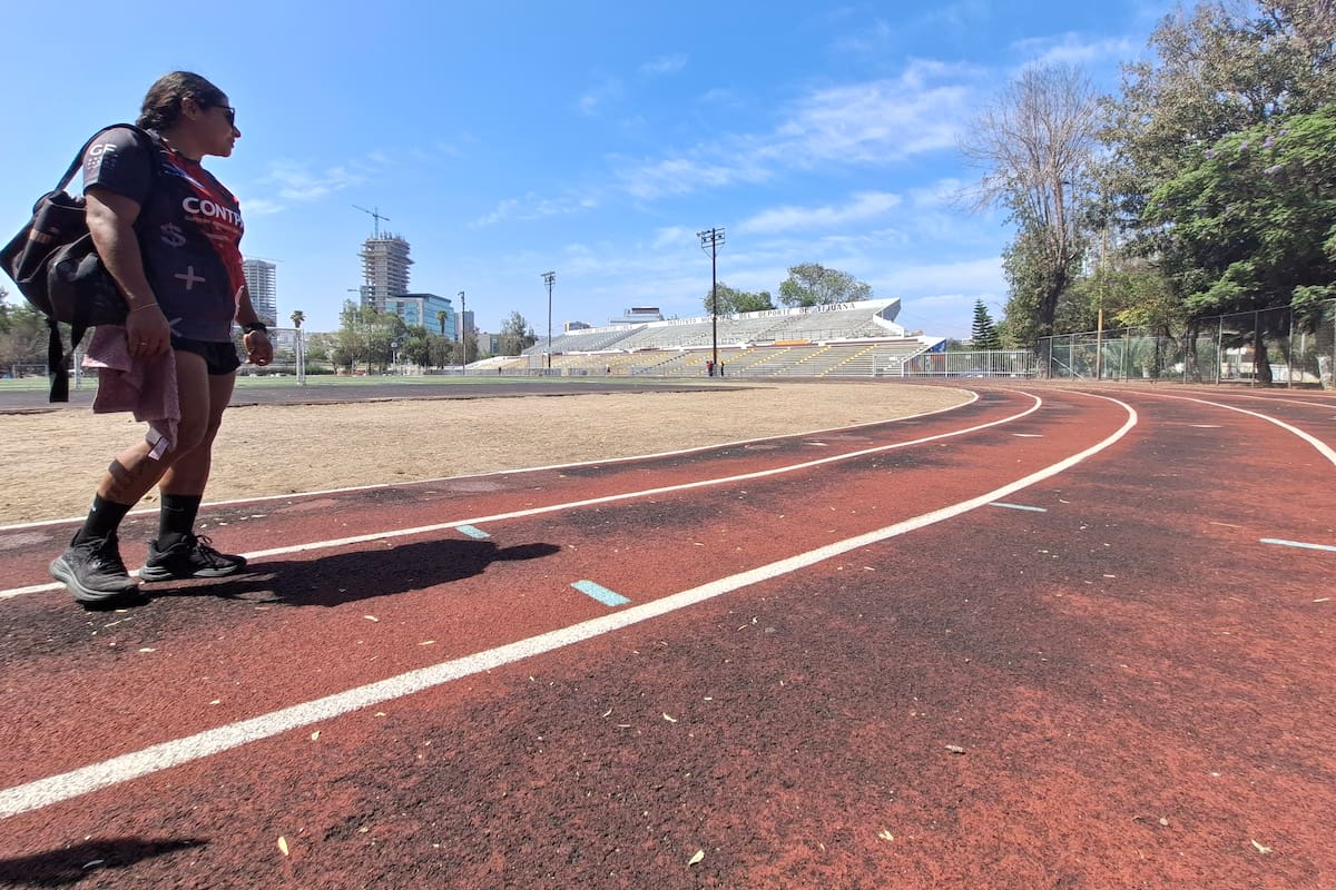 Corredores se lesionan por el mal estado de la pista del CREA