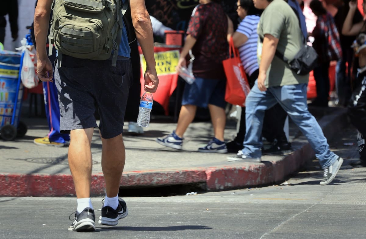 Tijuanenses recurren a sombrillas, gorras, ropa ligera e hidratación para protegerse de las altas temperaturas registradas en la ciudad. Foto: Sergio Ortíz.