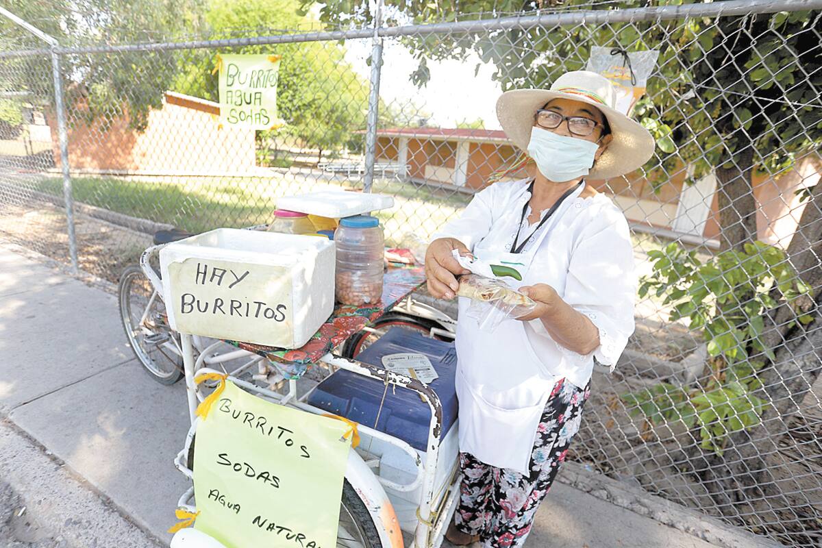 Olga Angelina de 65 años, Madruga para vender burritos de deshebrada