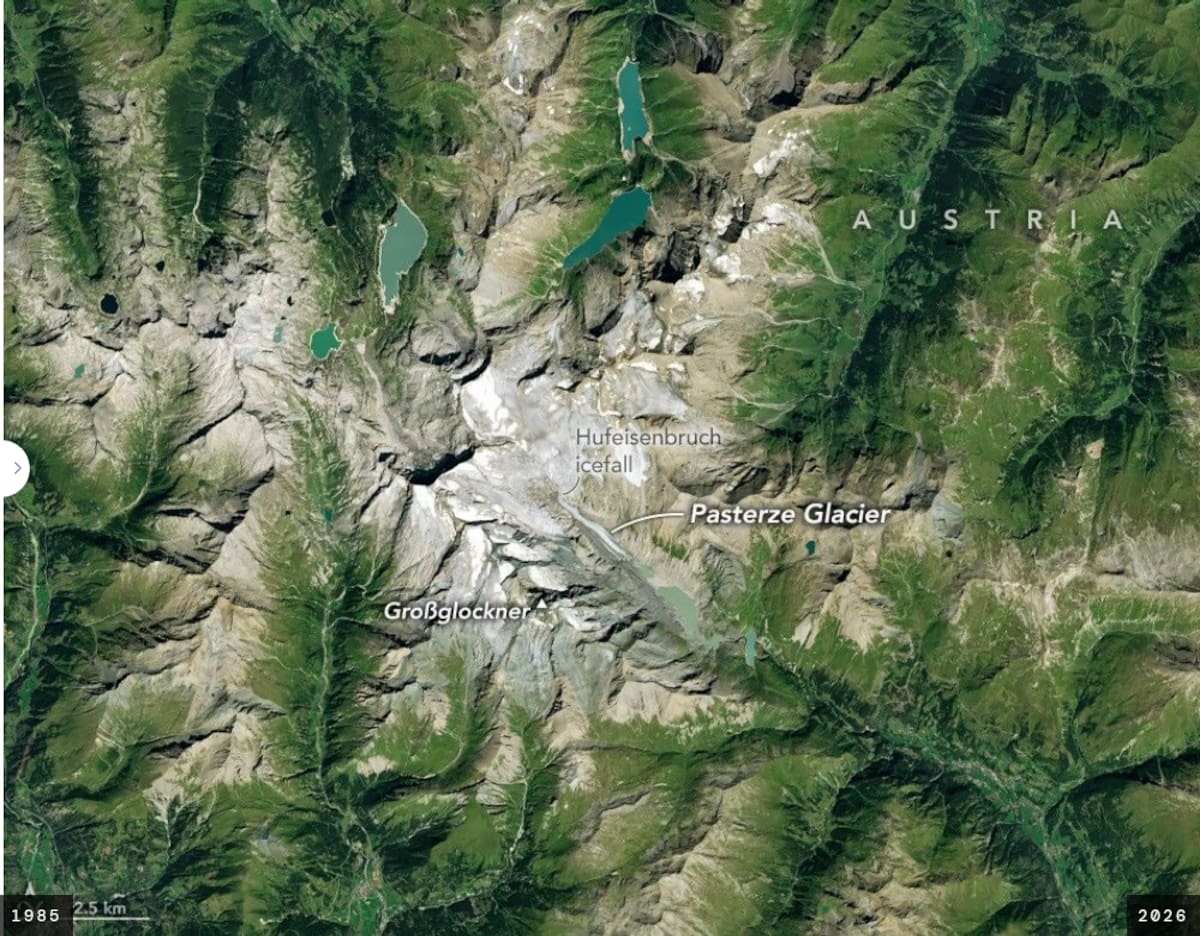 En la imagen de 2026 permanece una sola conexión de hielo entre las partes alta y baja del Pasterze, mientras un lago ocupa parte del valle anteriormente cubierto por el glaciar.