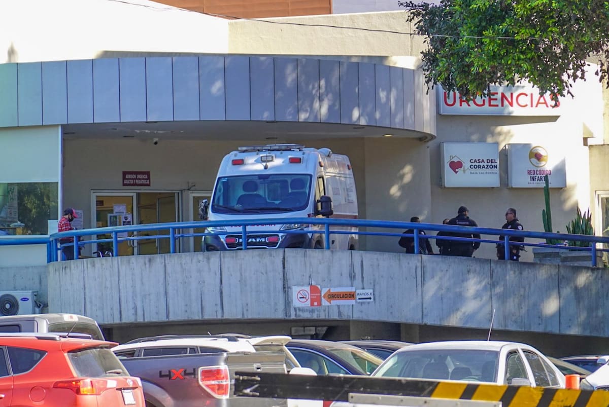 La menor de 12 años fue ingresada al Hospital General de Tijuana por malestares físicos después de la emergencia en la que su padre perdió la vida; su madre solicitó apoyo psicológico y traslado a otro hospital. Foto: Border Zoom