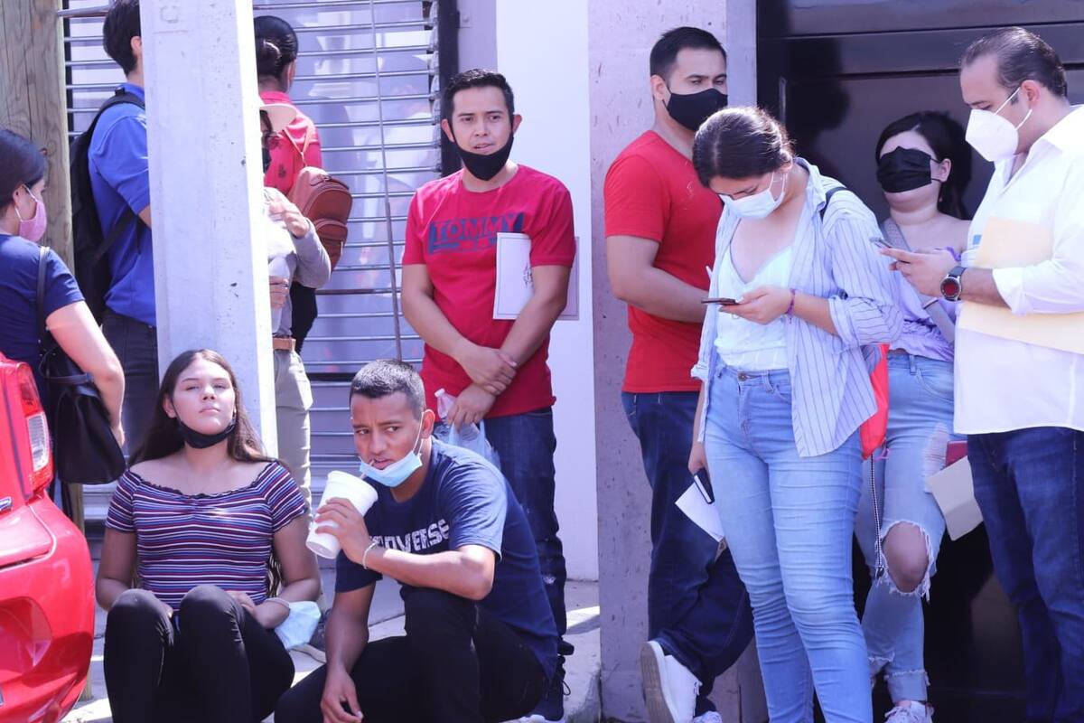 "Falta de consideración" por inconvenientes de largas filas, señalan jóvenes al acudir a vacunación