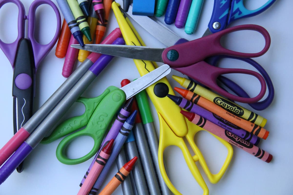 Las familias podrán adquirir plumas, lápices, tijeras, computadoras y otros artículos para el regreso a clases. FOTO: PIXABAY