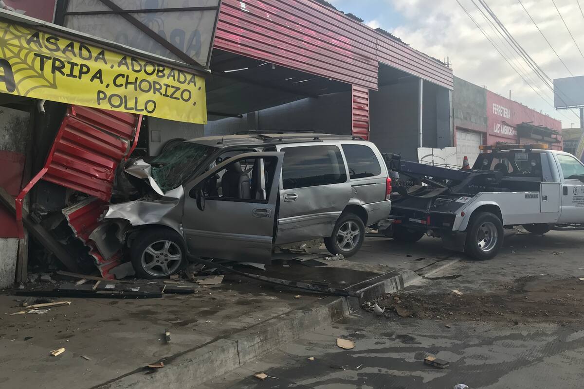 Muere niña de un año al impactarse auto con familia en Rosarito