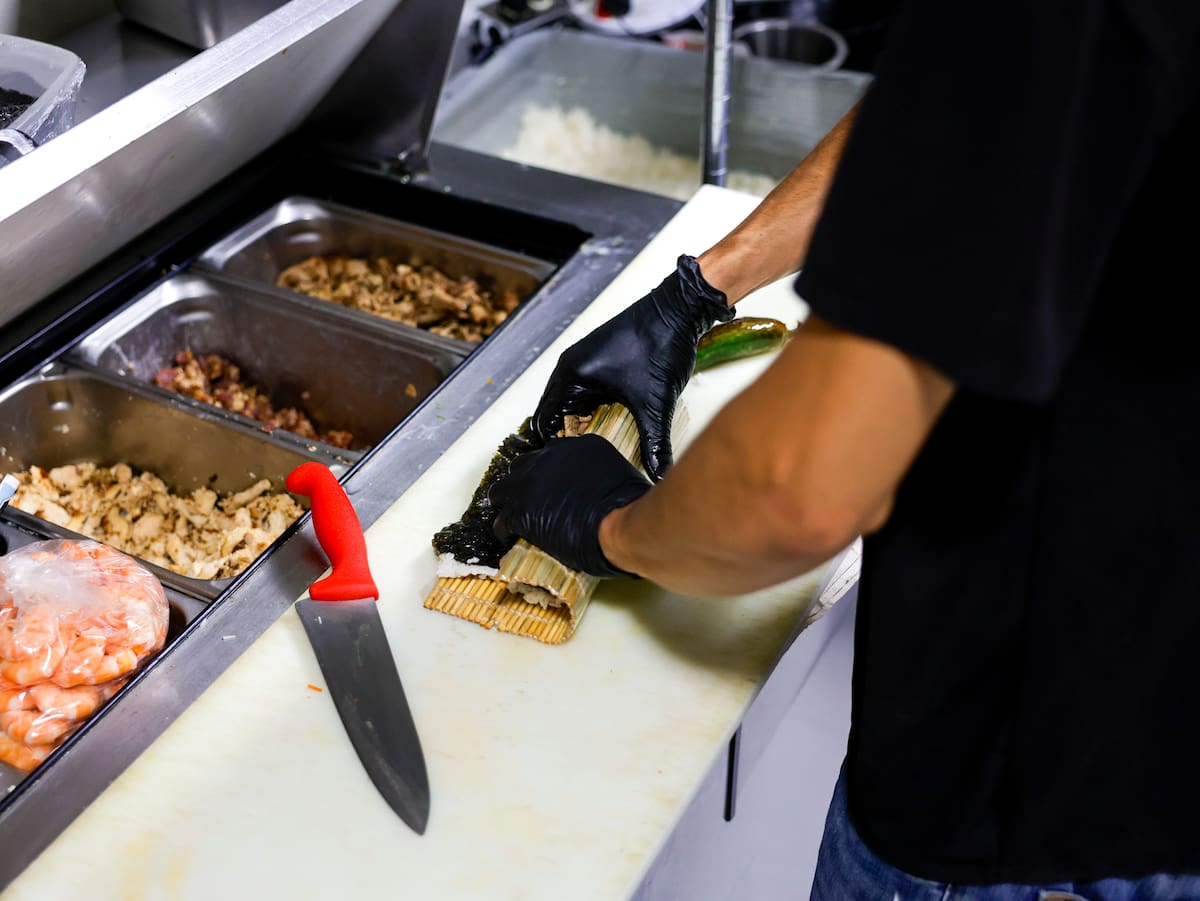 La preparación del sushi en Mexicali ha evolucionado para incorporar ingredientes como carne asada, cheetos, queso y chiles regionales, adaptando un platillo japonés al gusto mexicano. Foto: Juan J Morales.