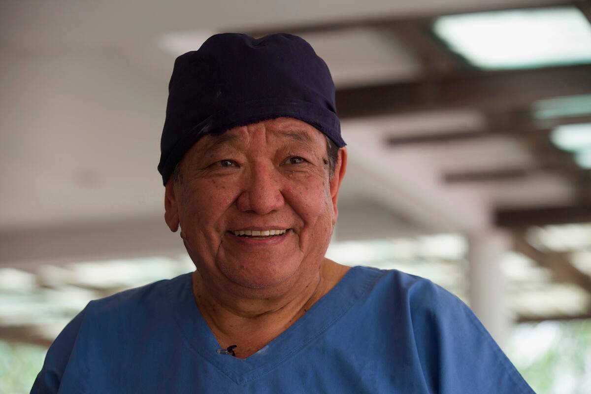 Foto del prestigioso cirujano ocular Sanduk Ruit, el "Dios de la Vista", mientras conversa con pacientes en un centro médico de Lumbini, Nepal, el 31 de marzo del 2021. Ruit realiza una operación de cataratas tan novedosa como barata, que ha beneficiado a 130.000 personas, la mayoría de bajos ingresos. Ahora espera ofrecer la intervención fuera de Nepal. (AP Photo/Bikram Rai)