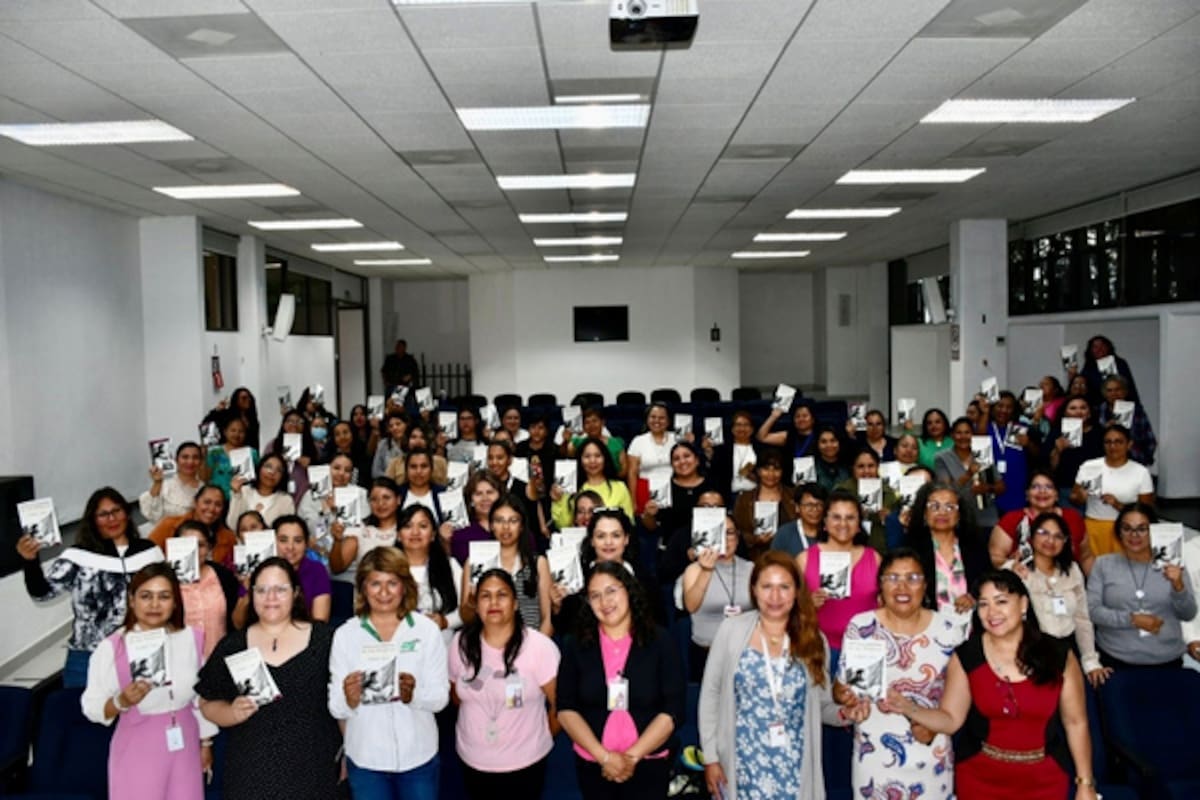 UTH entrega Cartillas de Derechos de la Mujer a trabajadoras
