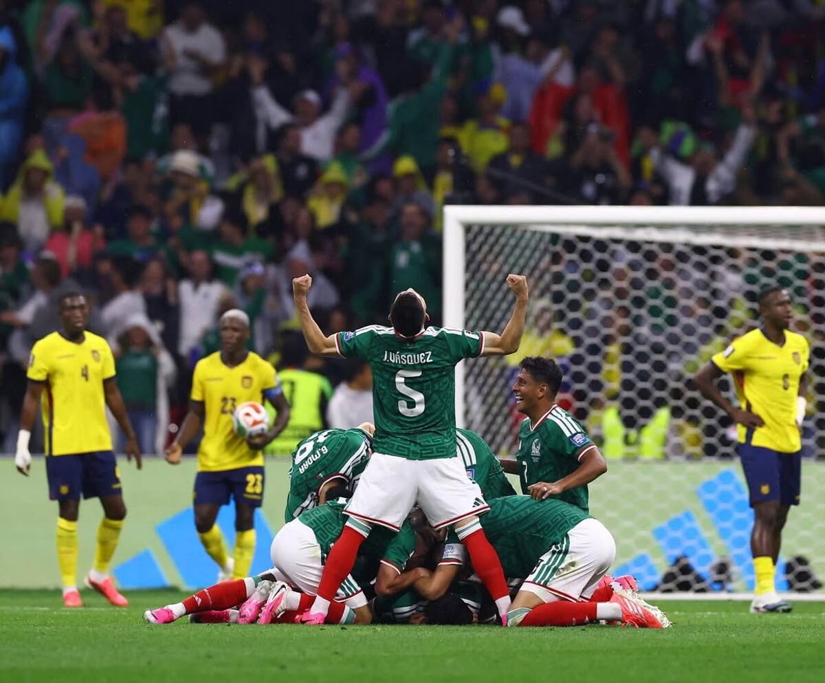Johan Váquez celebra el 2-0 de México ante Ecuador anotado por Raúl Jiménez en los 16vos de Final de la Copa del Mundo 2026 en el Estadio Ciudad de México. (Foto: @johan_pipe)